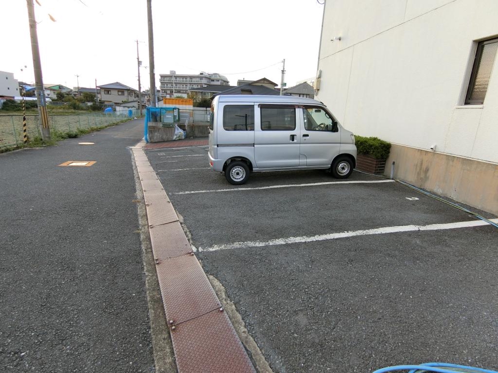 27/30 駐車場