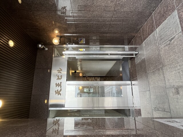 27/30 エントランス