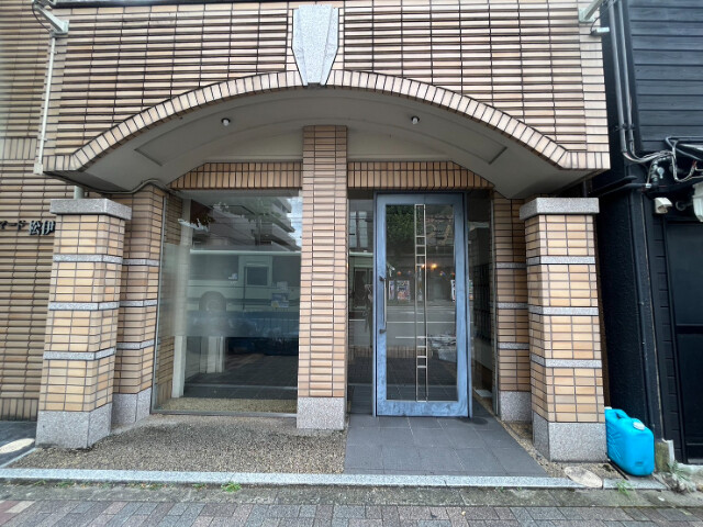 22/23 エントランス