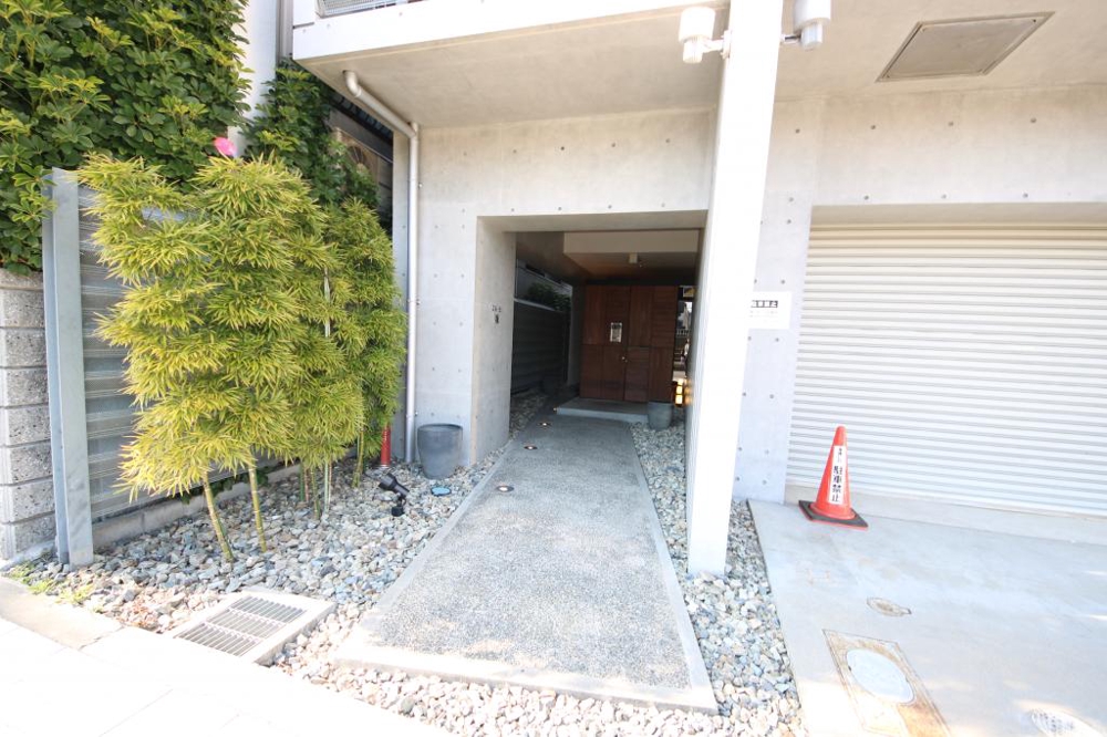 28/30 エントランス