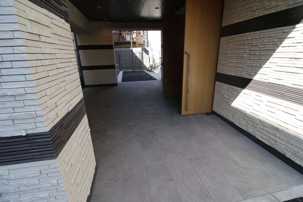 24/30 エントランス