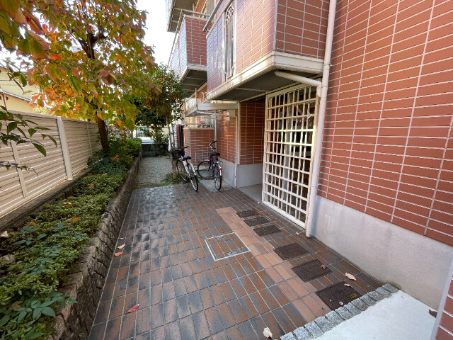 25/27 エントランス