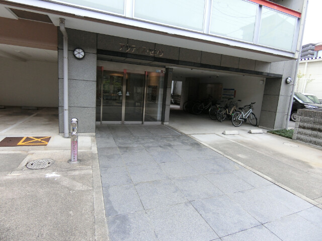 27/30 エントランス