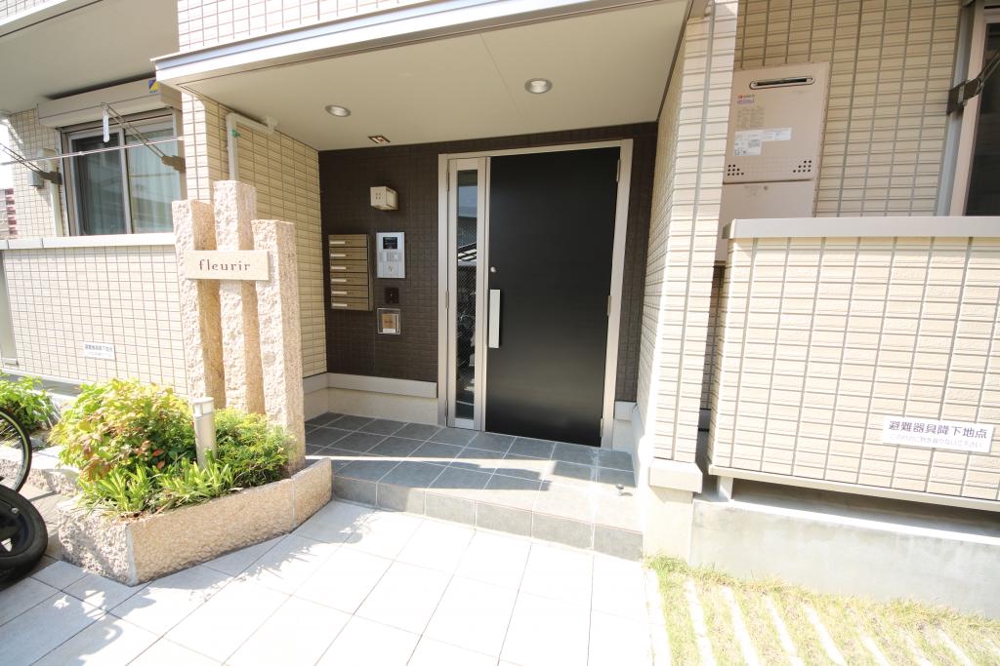 28/30 エントランス