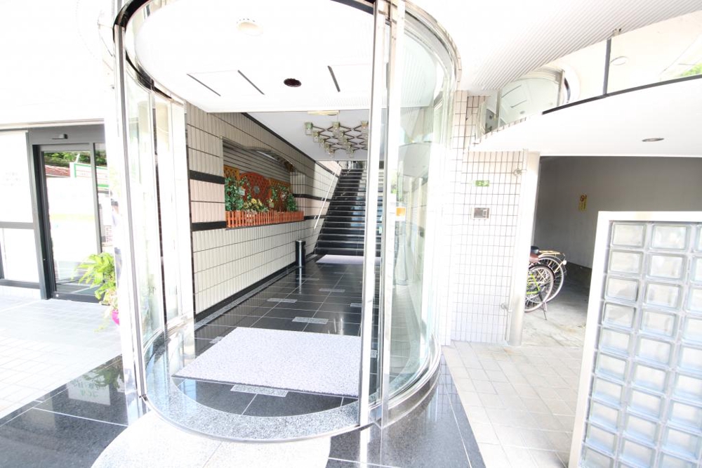 28/30 エントランス