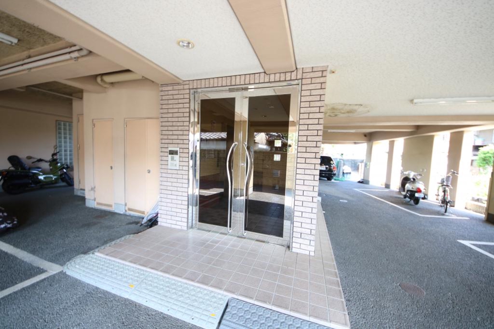 27/30 エントランス