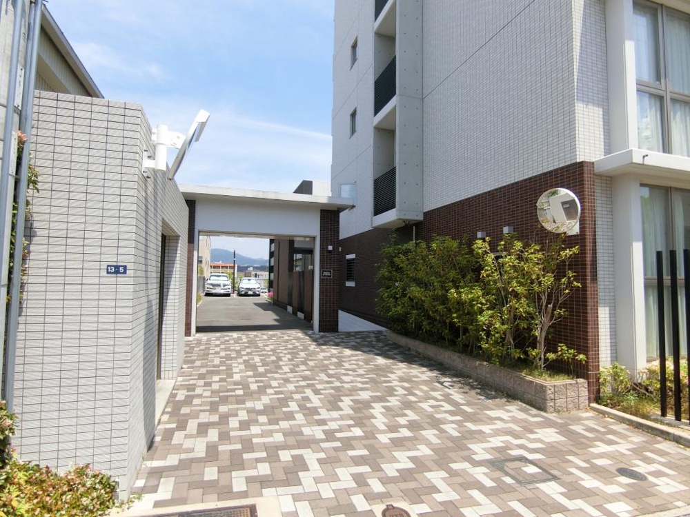 27/30 エントランス