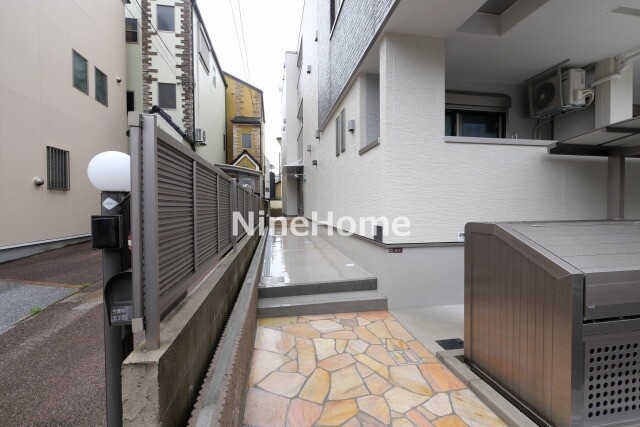 23/30 エントランス