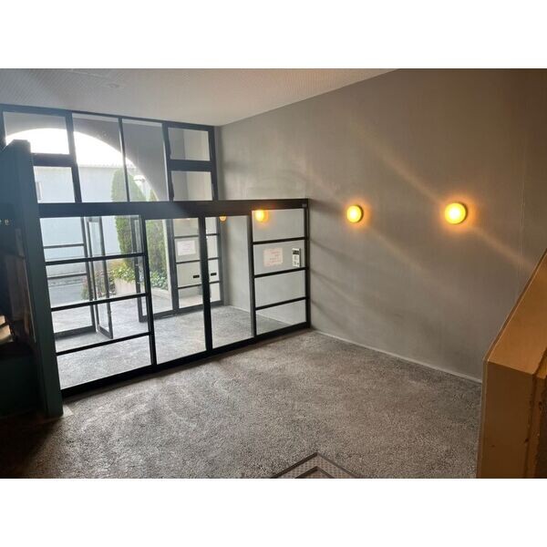 27/30 エントランス