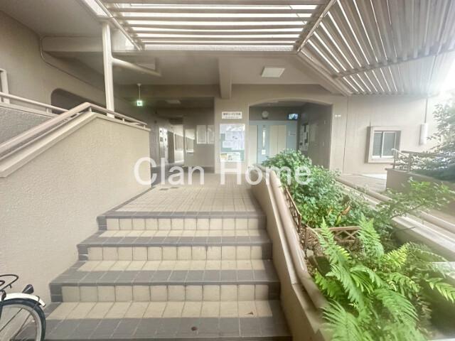 27/30 エントランス