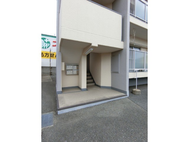 27/30 エントランス