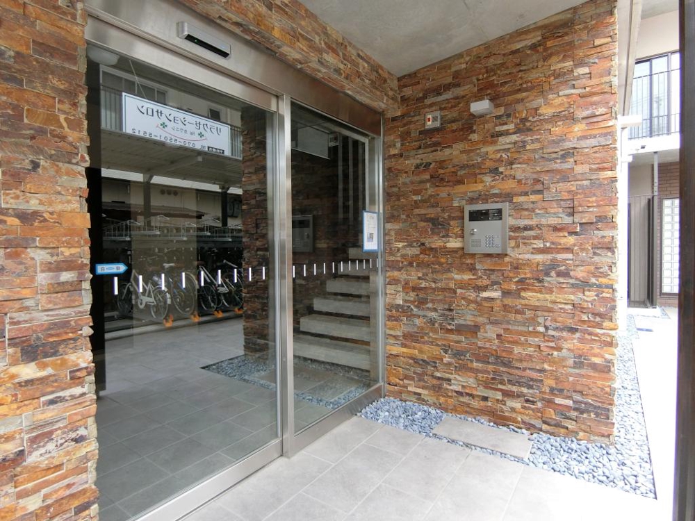 28/30 エントランス