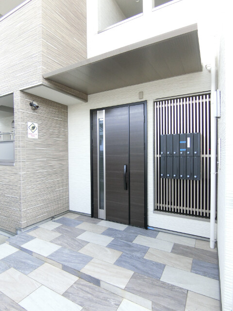 27/30 エントランス