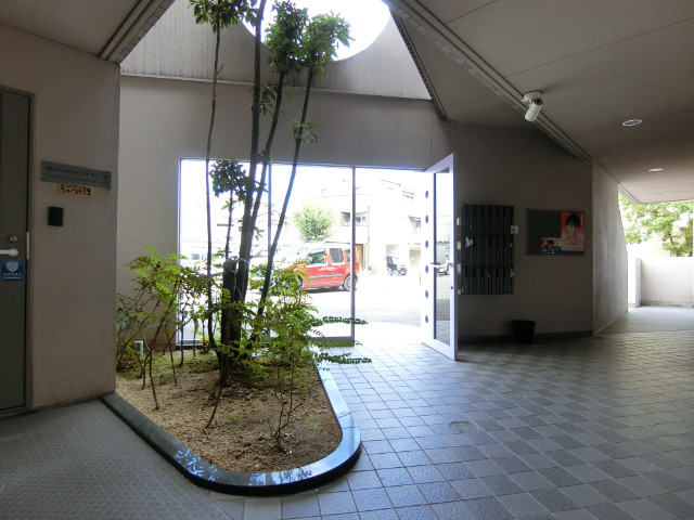 26/30 エントランス