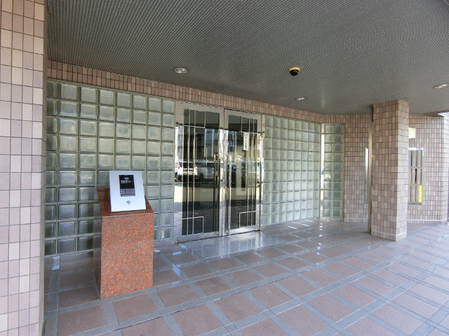 27/30 エントランス