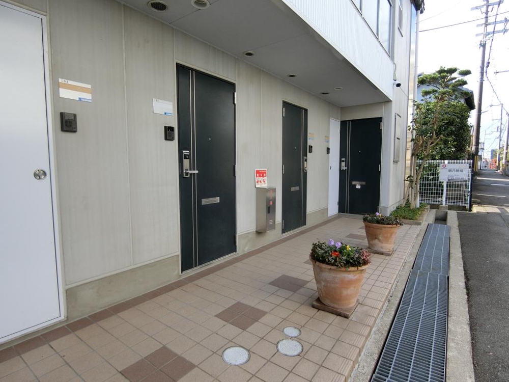 27/30 エントランス