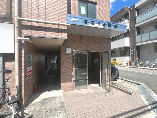 27/30 エントランス