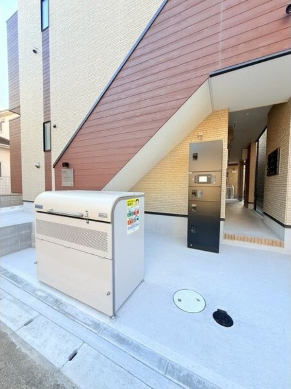 13/18 エントランス