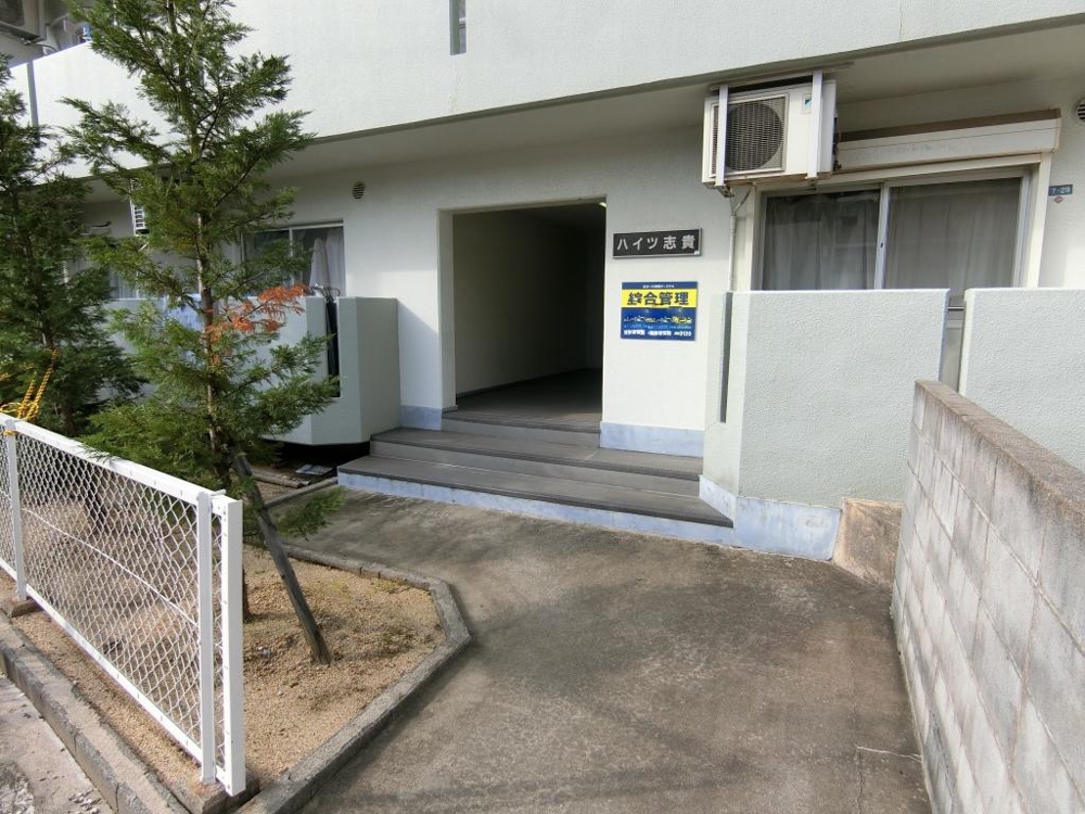 27/30 エントランス