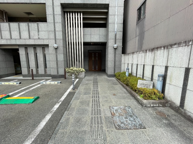 27/28 エントランス