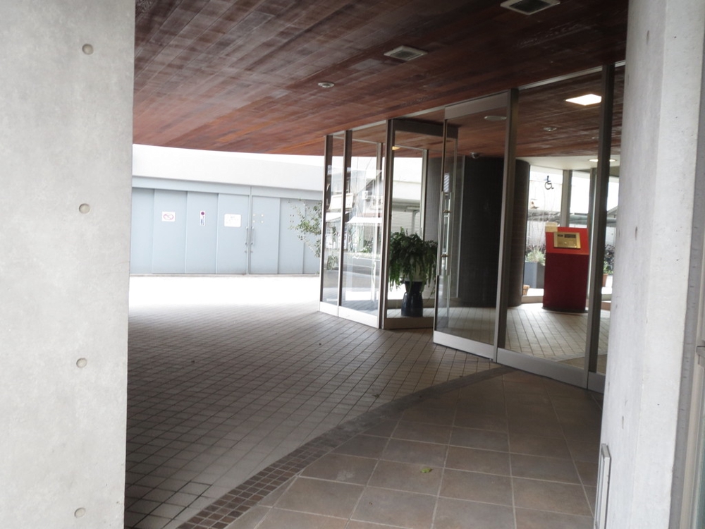 28/30 エントランス