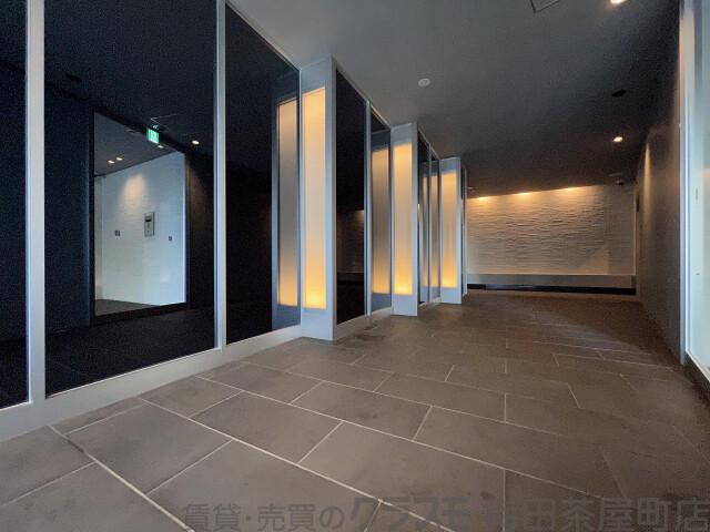 27/30 エントランス