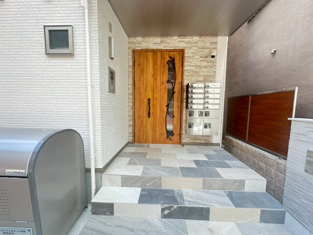 23/28 エントランス