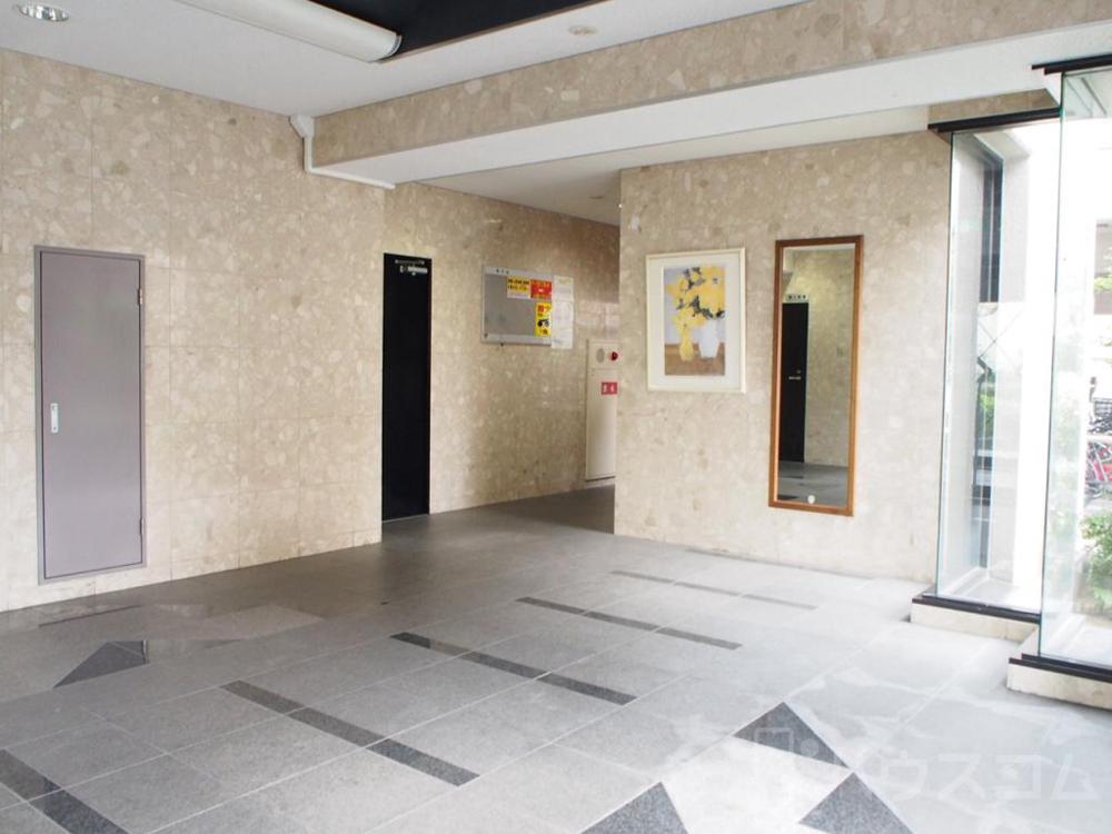 27/30 エントランス