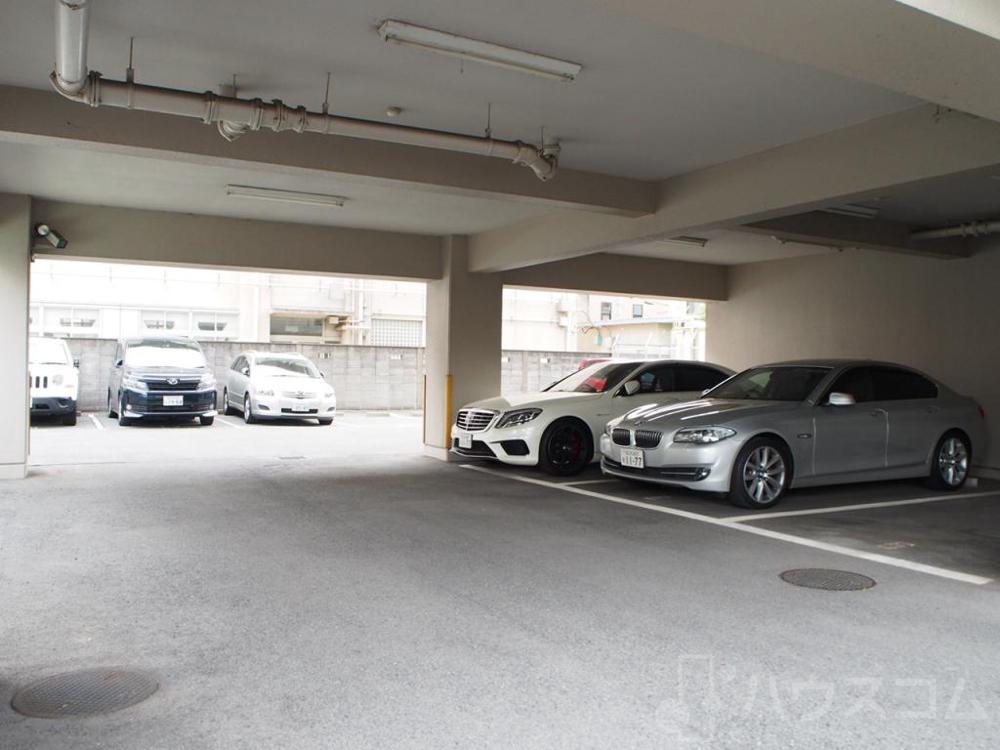 27/30 駐車場