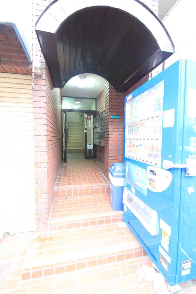 23/30 エントランス