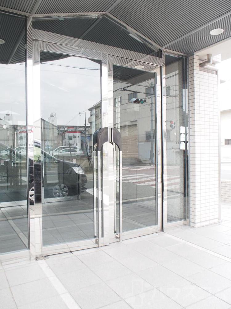 28/30 エントランス