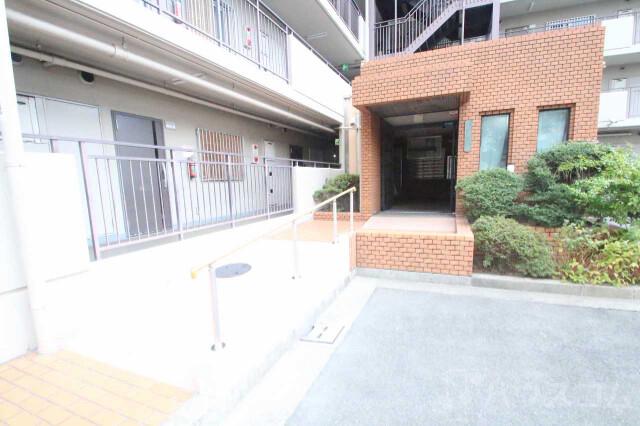 27/30 エントランス