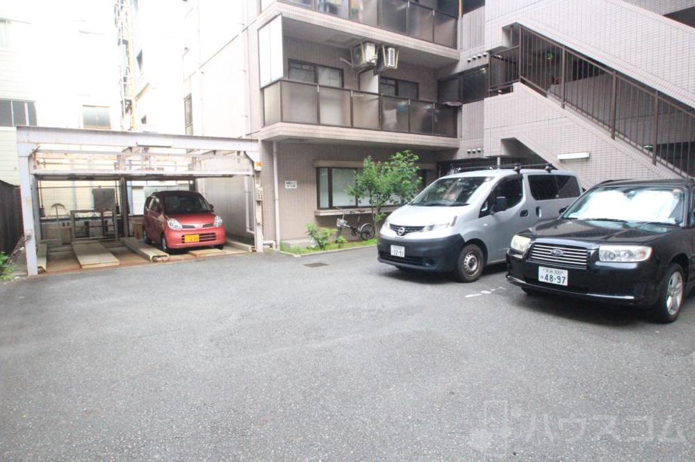 27/30 駐車場