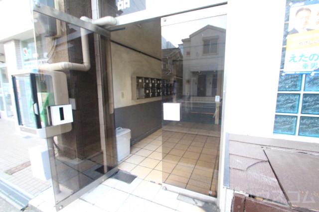 27/30 エントランス