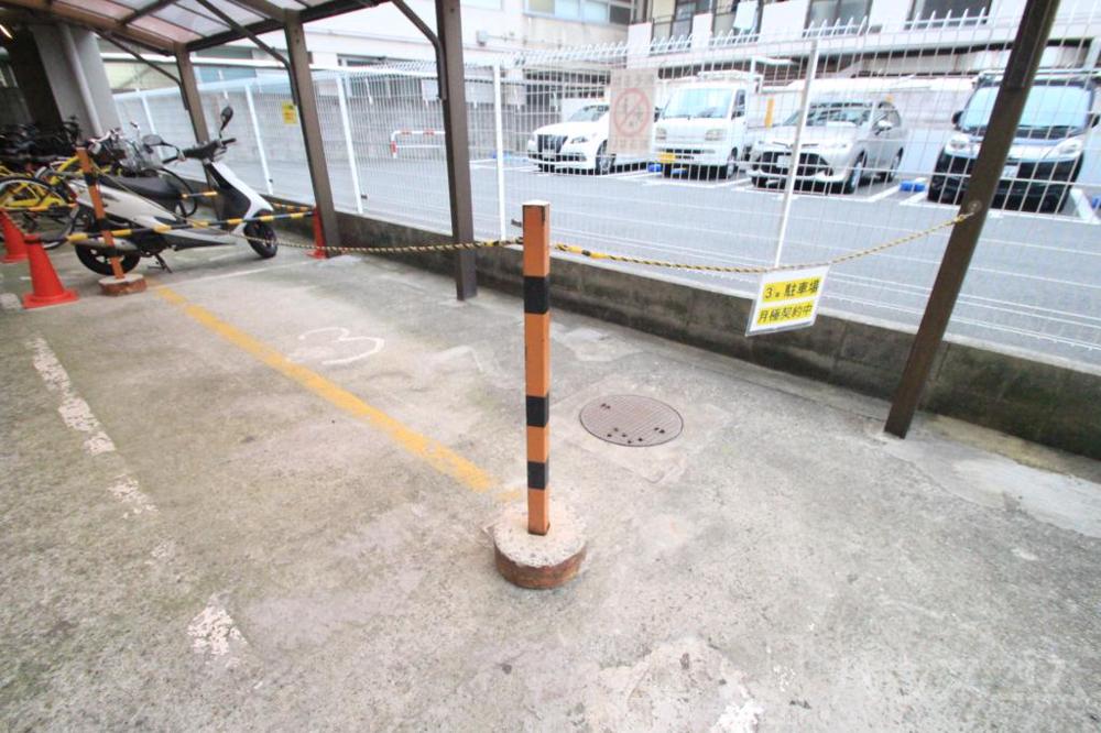 27/30 駐車場