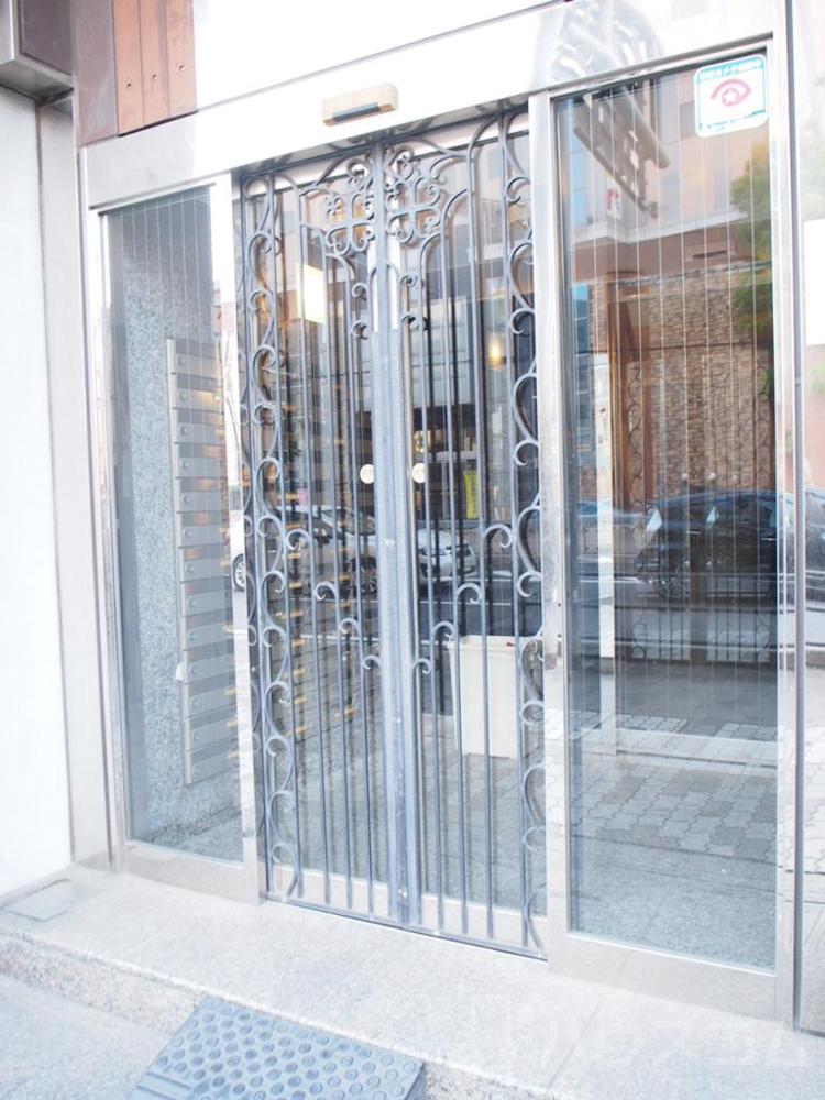 27/30 エントランス