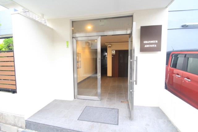 27/30 エントランス