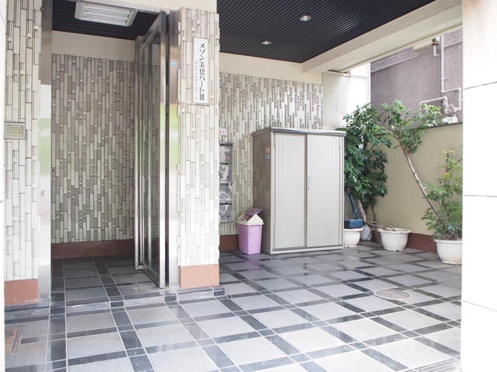 23/28 エントランス