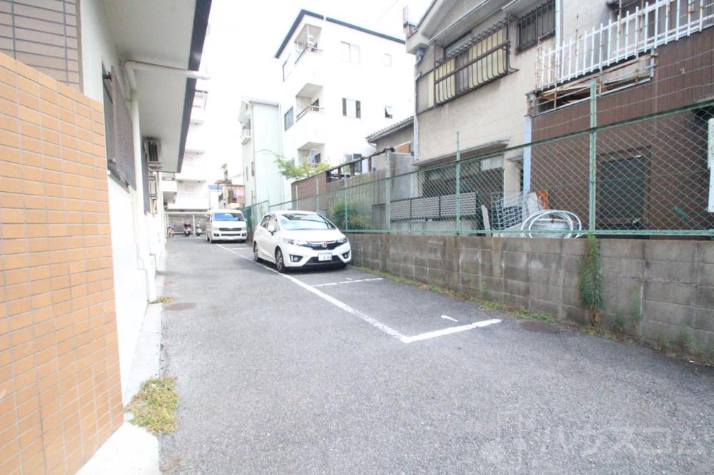 28/30 駐車場