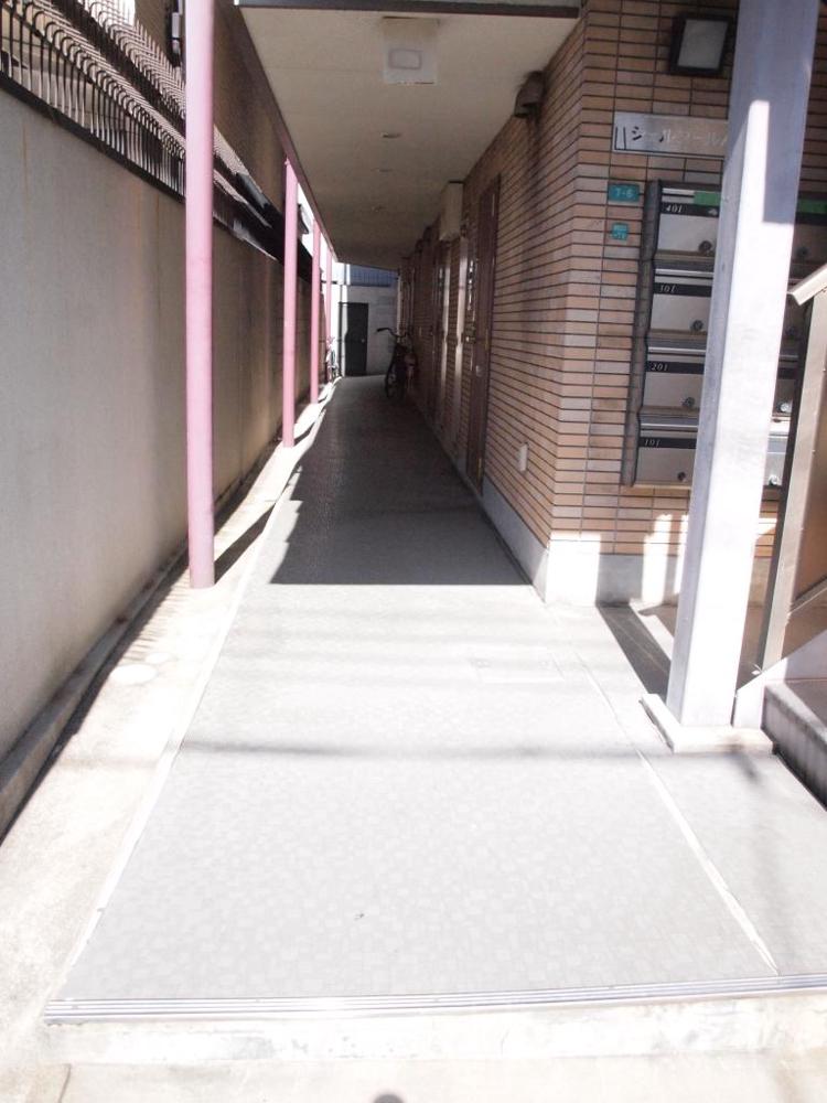 27/30 エントランス