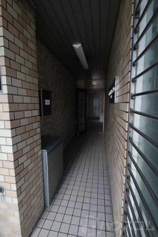 24/30 エントランス