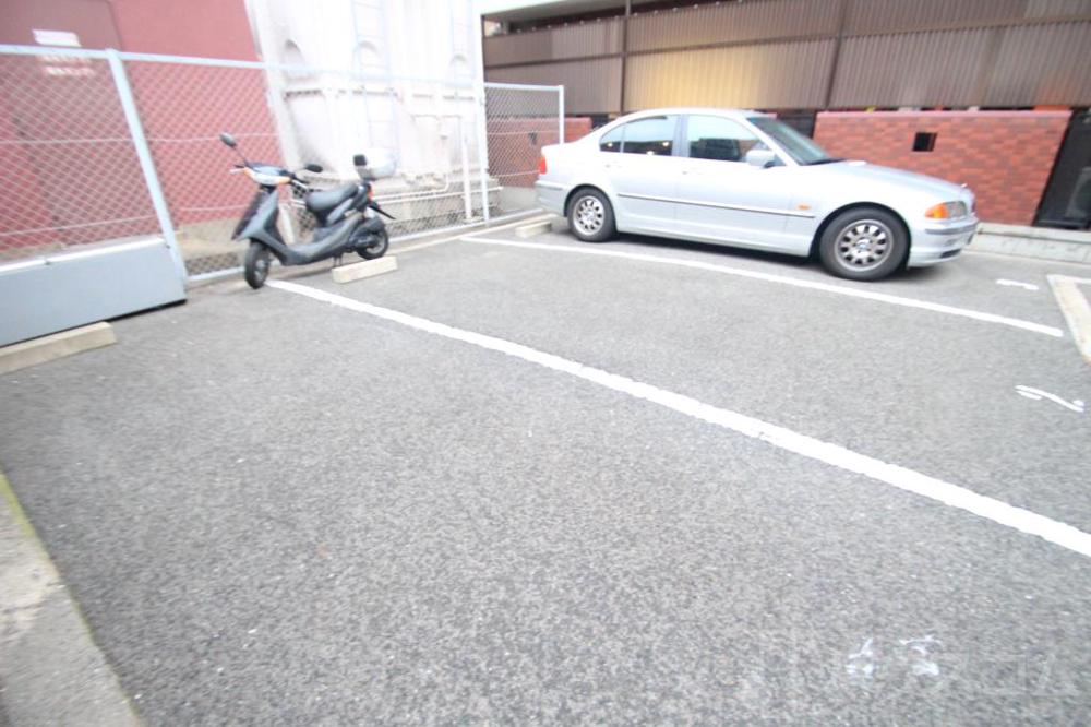 23/30 駐車場