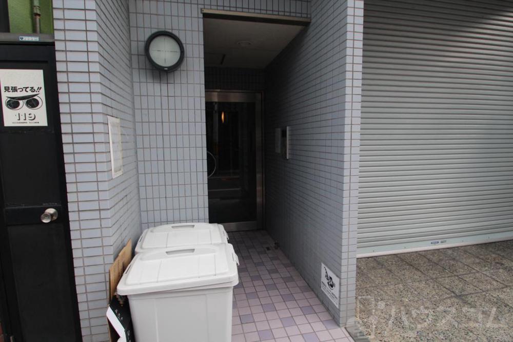 23/30 エントランス