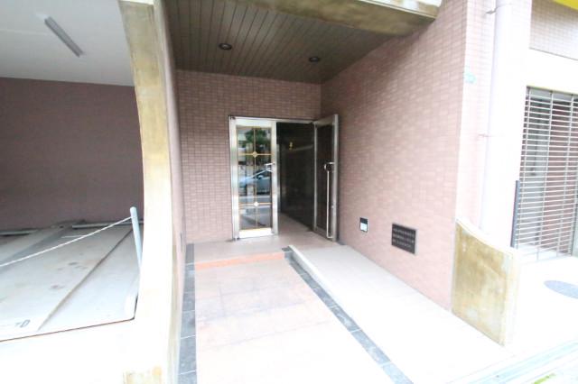 18/27 エントランス