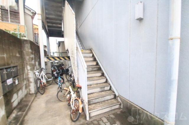 27/30 エントランス