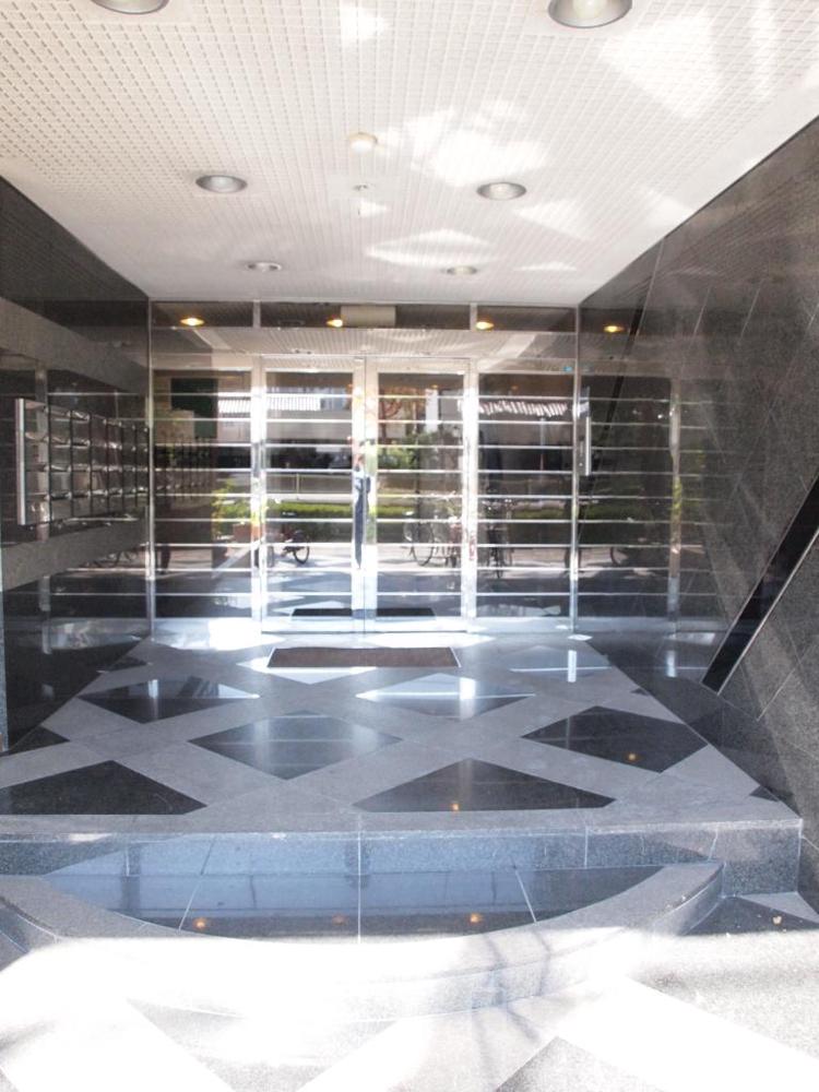 27/30 エントランス