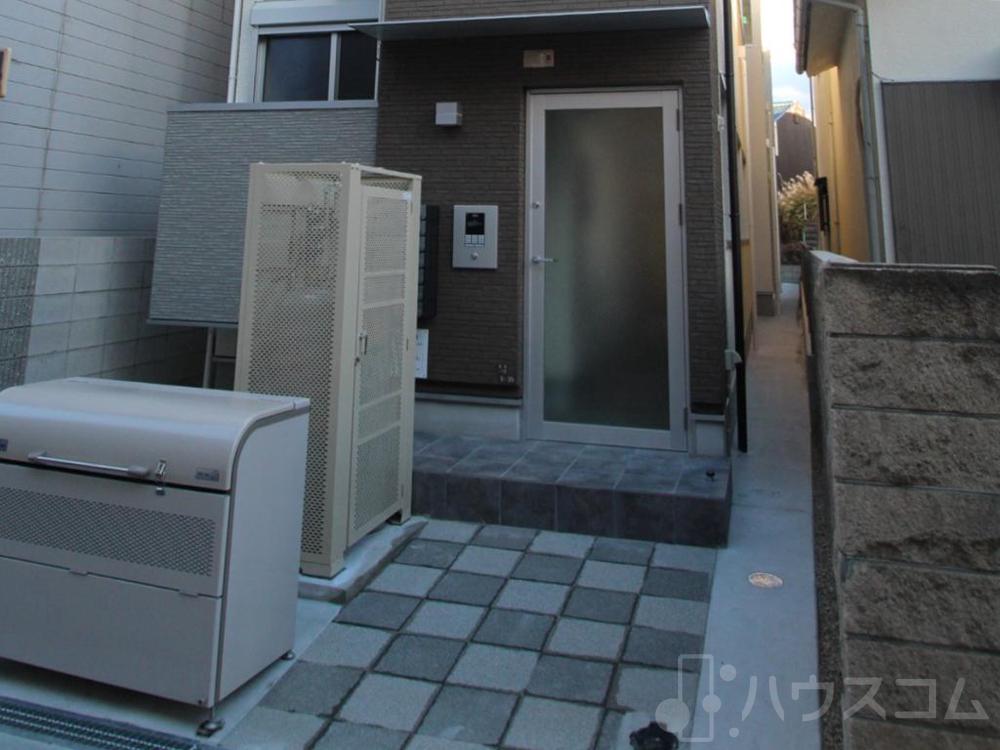 24/30 エントランス