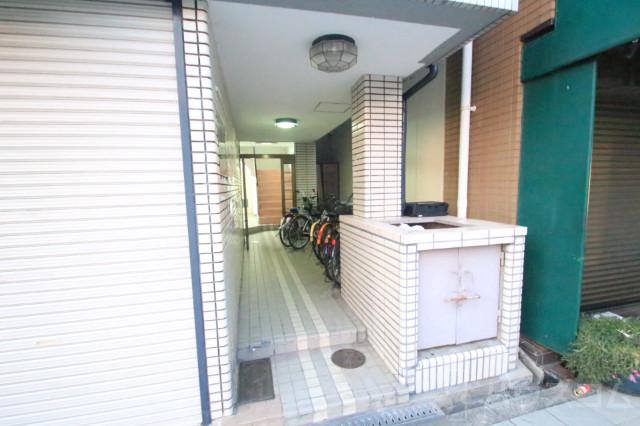 23/30 エントランス