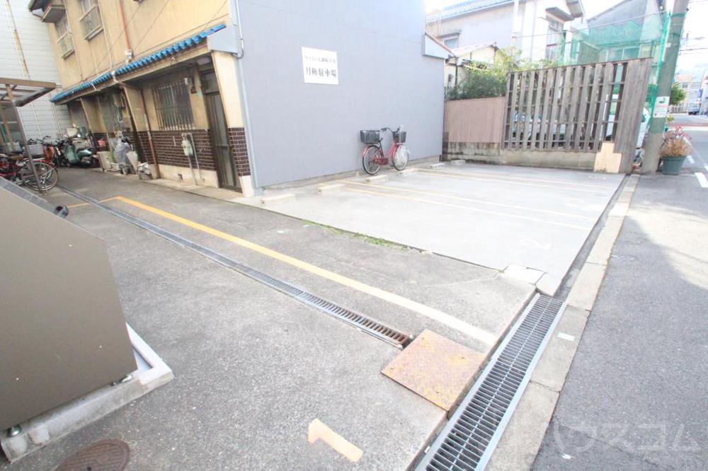 27/30 駐車場
