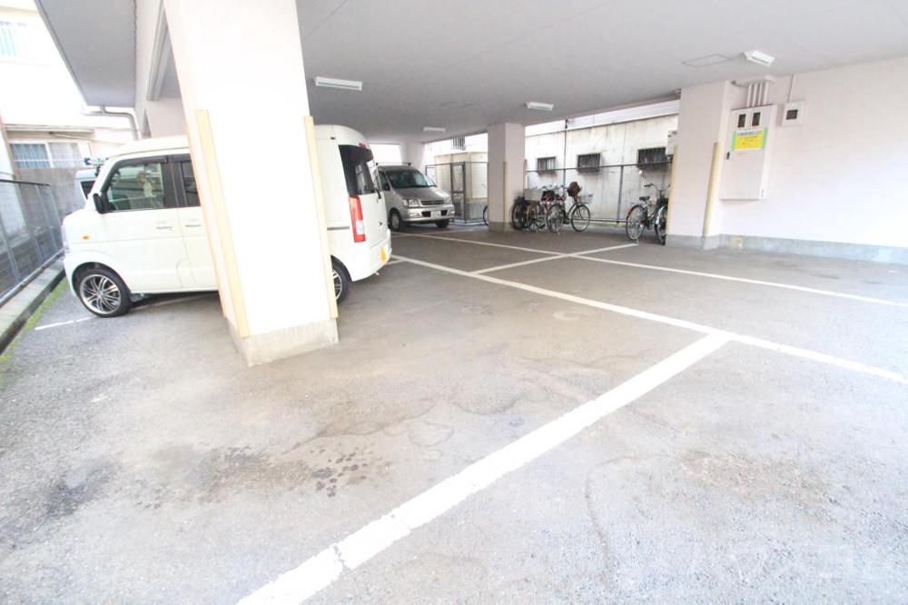 27/30 駐車場